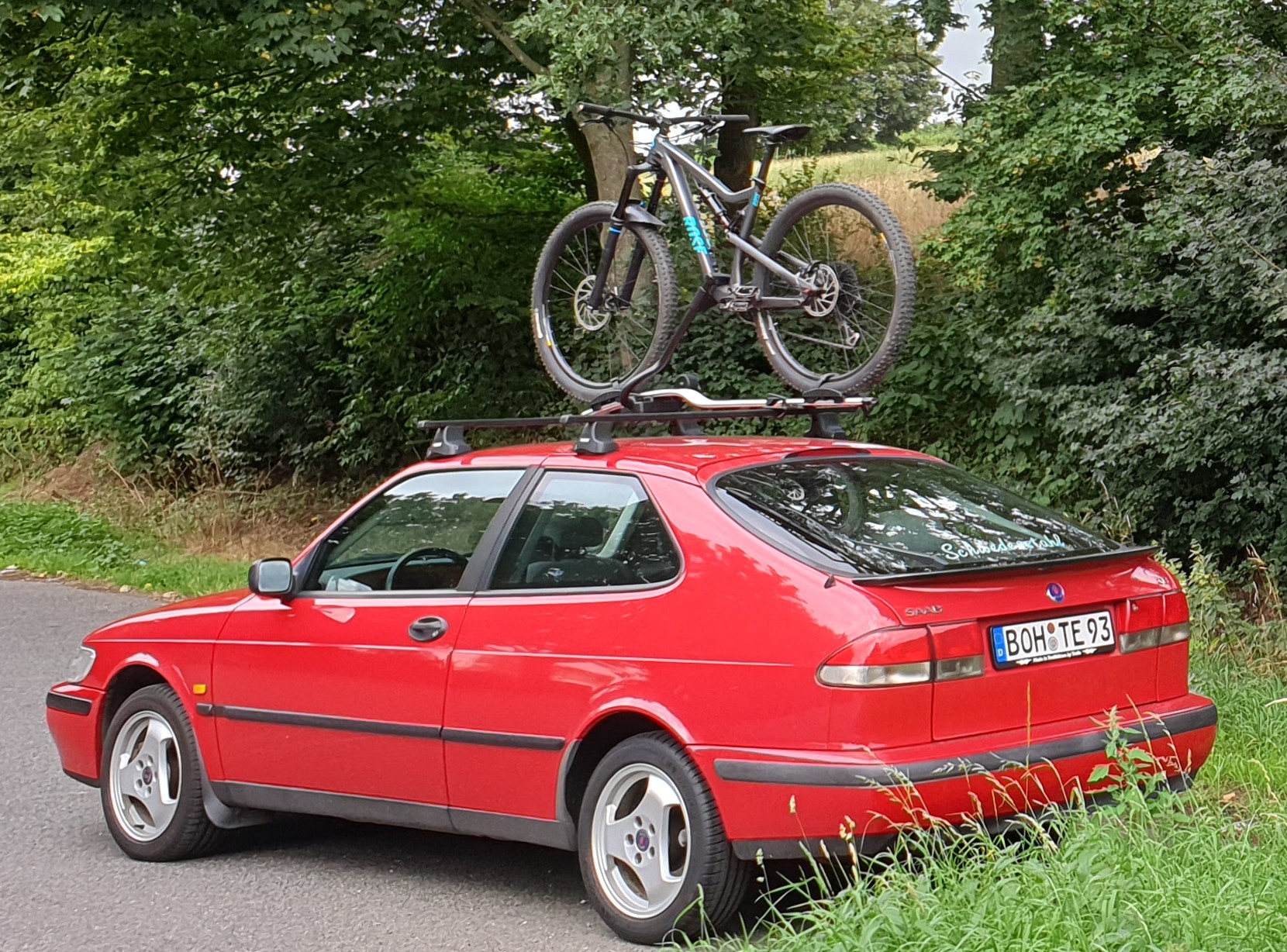 Saab mit Fahrrad hinten.jpg