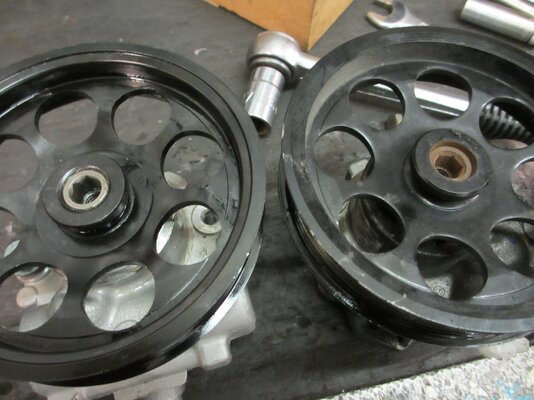 links 1. Tauschpumpe, rechts Originalpumpe.jpg