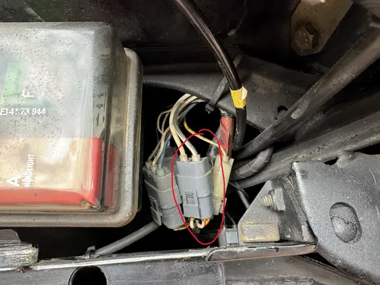 2024.07.06 Stecker vorne links markiert.webp