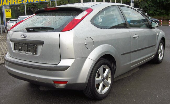 Ford_Focus_II_Vorfacelift_(2004-2008)_Silber_rear.jpg