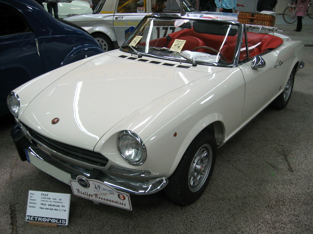 Fiat_124_sport_spider_003.jpg