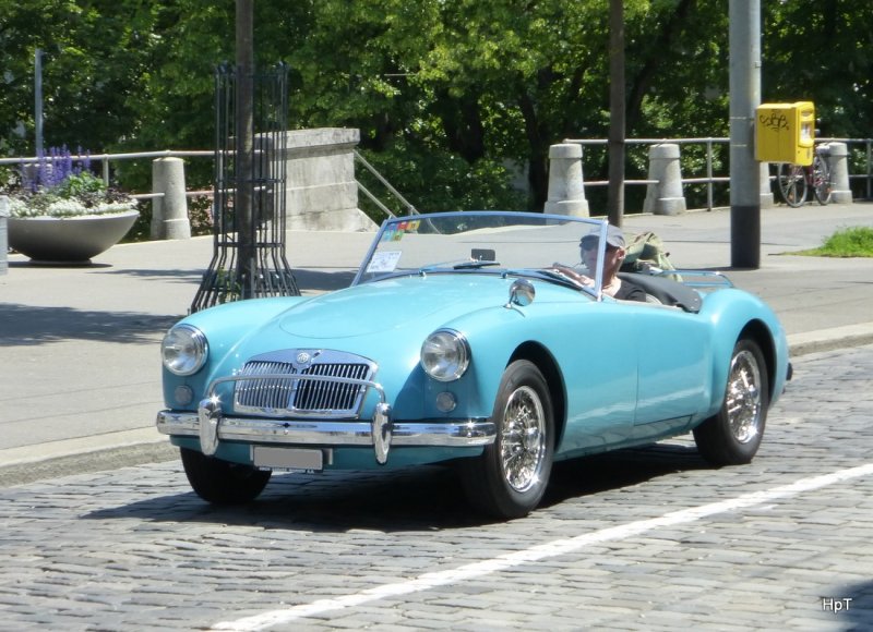 mg-cabrio-hellblau-unterwegs-stadt-107760.jpg