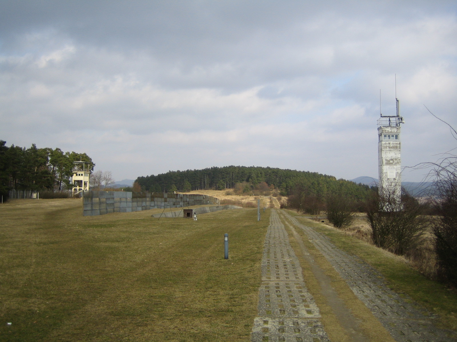 Point-Alpha-Turm-West-und-Ost.jpg