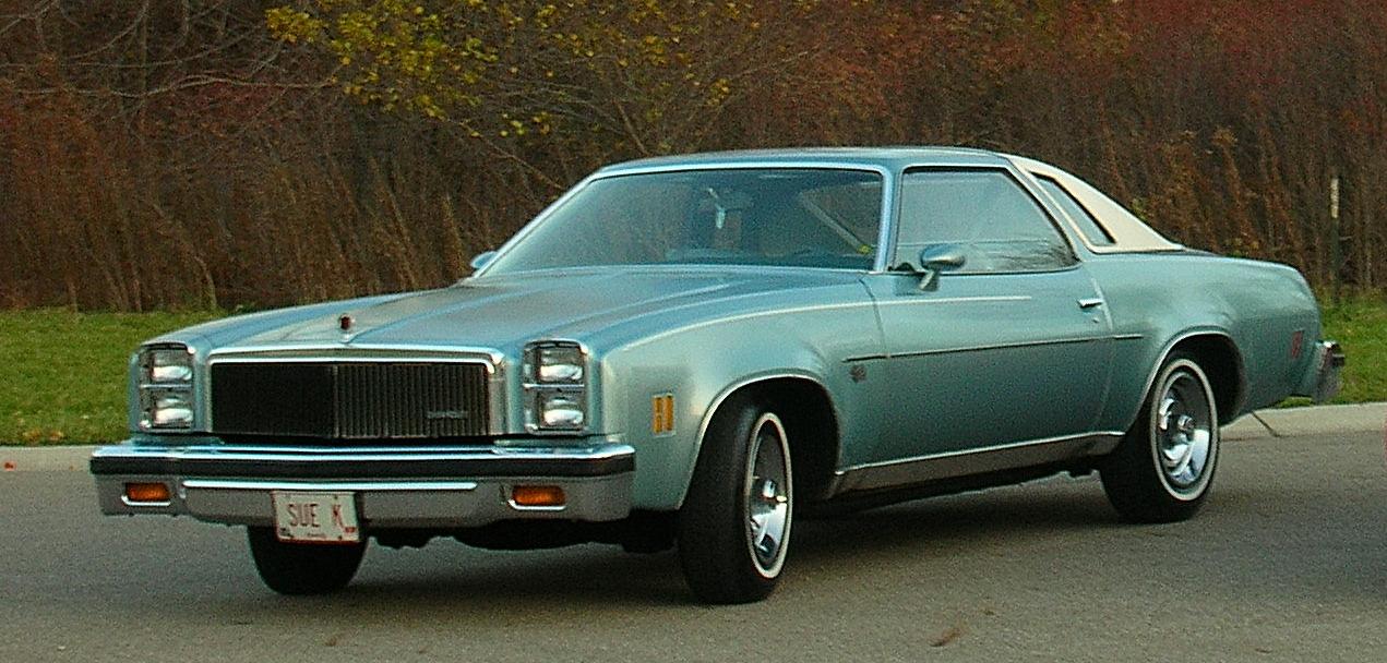 1977_Chevrolet_Chevelle_Malibu_Classic_Landau_Coup%C3%A9%2C_front_left.jpg