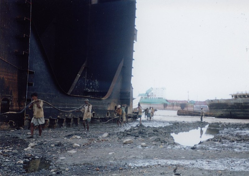 800px-Shipbreakingbangladesh2.jpg