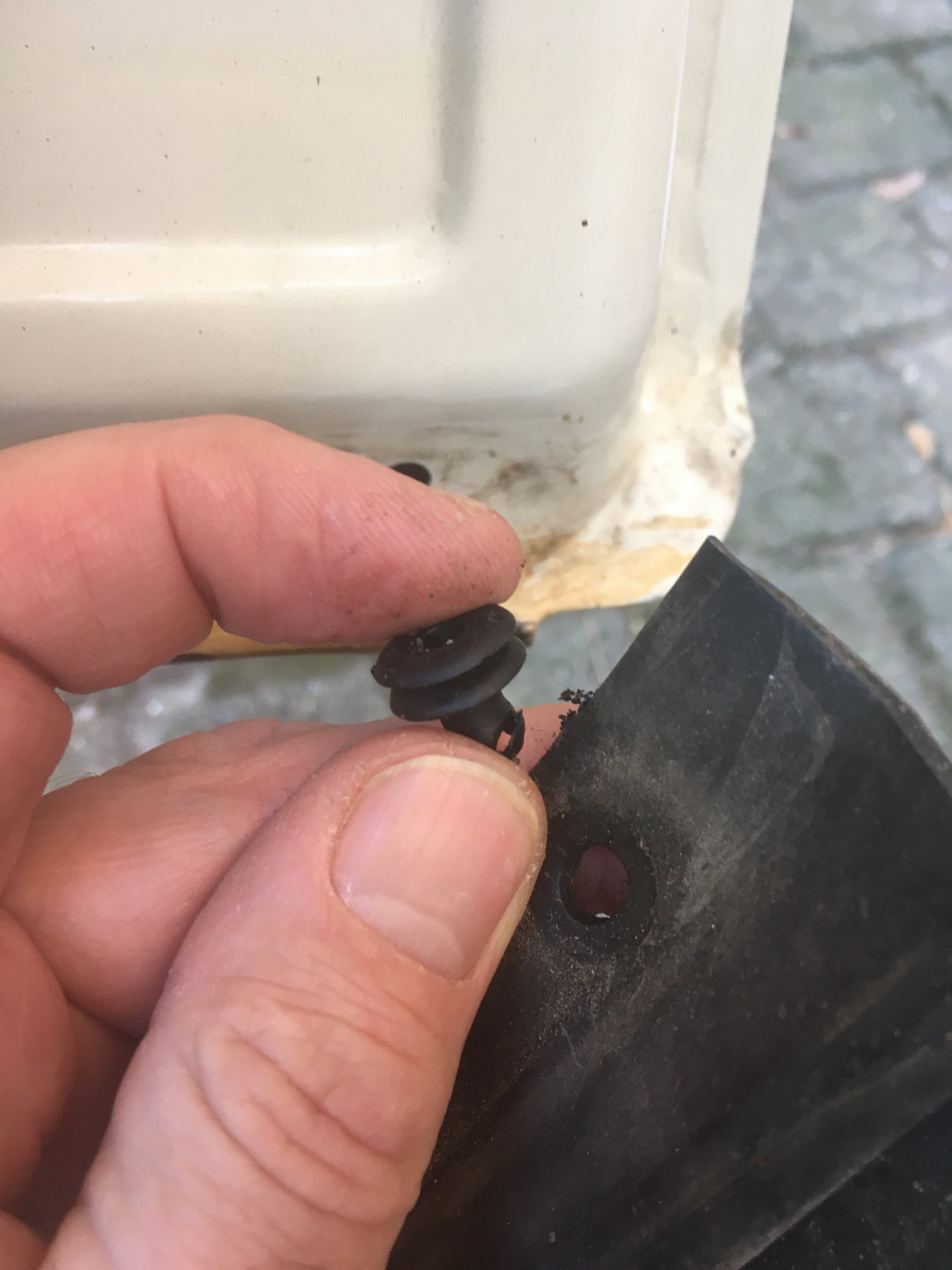 Suche Clipse (Teilenummer) für untere Dichtung Türen
