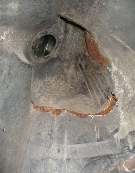 Durchrostung im Kofferaum hinter Tankeinfüllstutzen