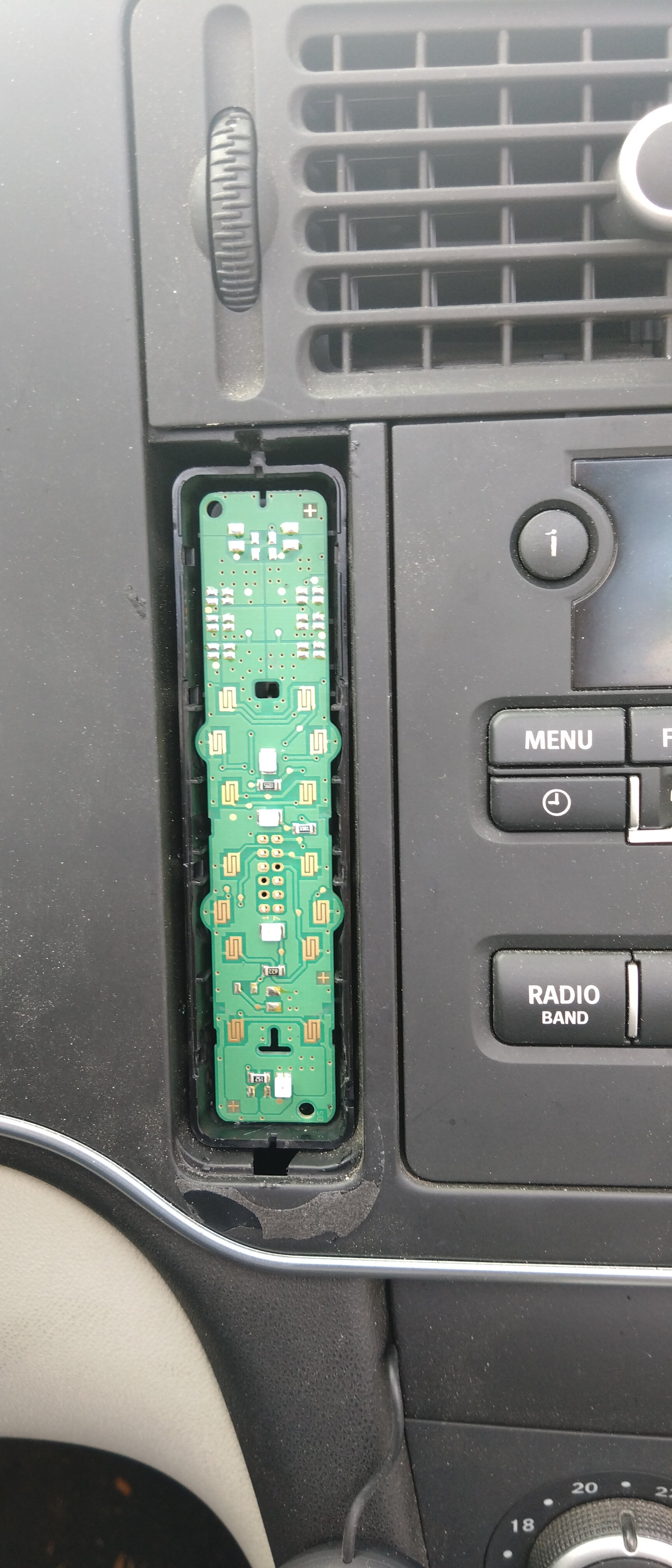 Aus- und Einbau Bedienpanel neben dem Radio