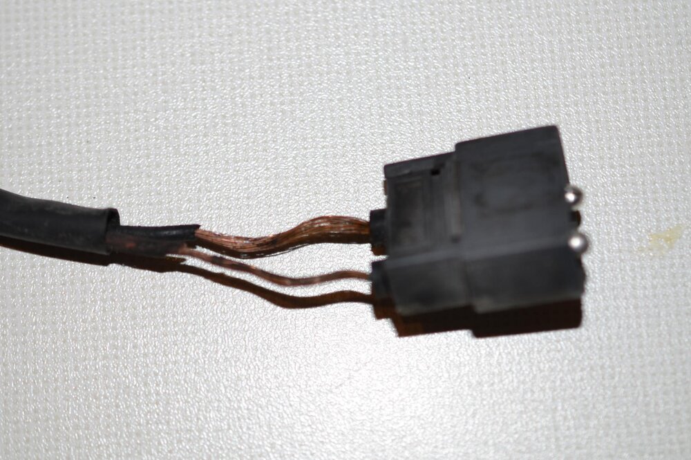 05-Stecker-mit-Anschlukabel.thumb.JPG.728f21bd84fcc76a34e9cc4837aad90b.JPG