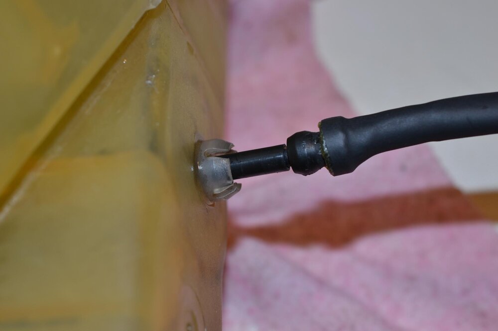 15-Behlter-von-unten-Sensor-halb-heraus.thumb.JPG.b74a05ca39a87634a9ad87554d10a459.JPG