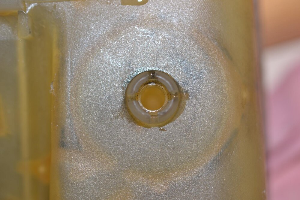 16-Behlter-von-unten-Loch-fr-Sensor.thumb.JPG.d7f522ab7748850012be6001c25e8133.JPG