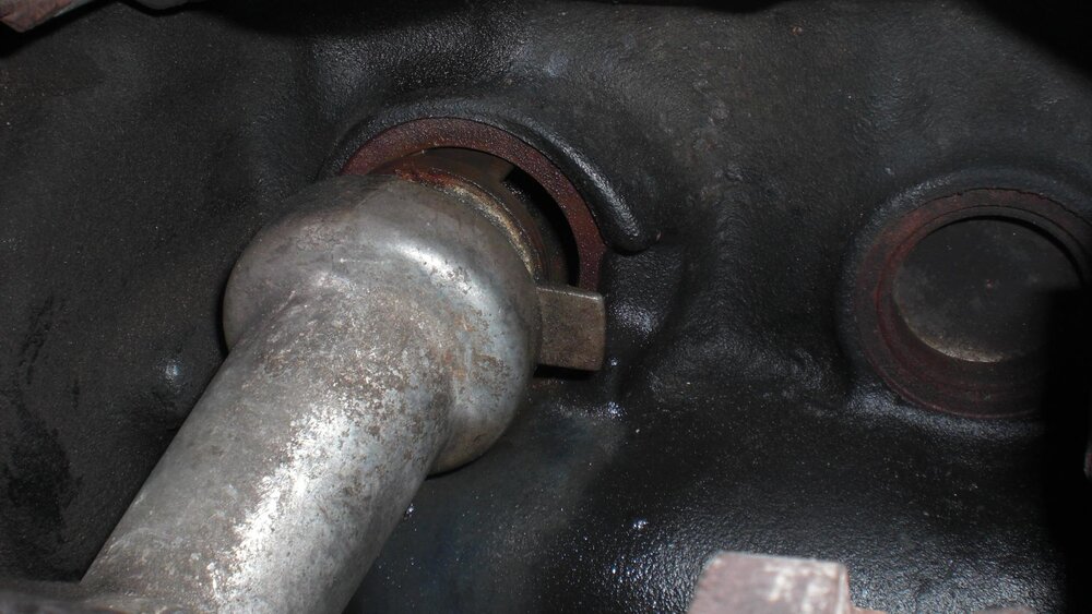 29-Stutzen-und-ffnung-im-Motor.thumb.JPG.5b83d354a862847aba52cd6c29113bc4.JPG