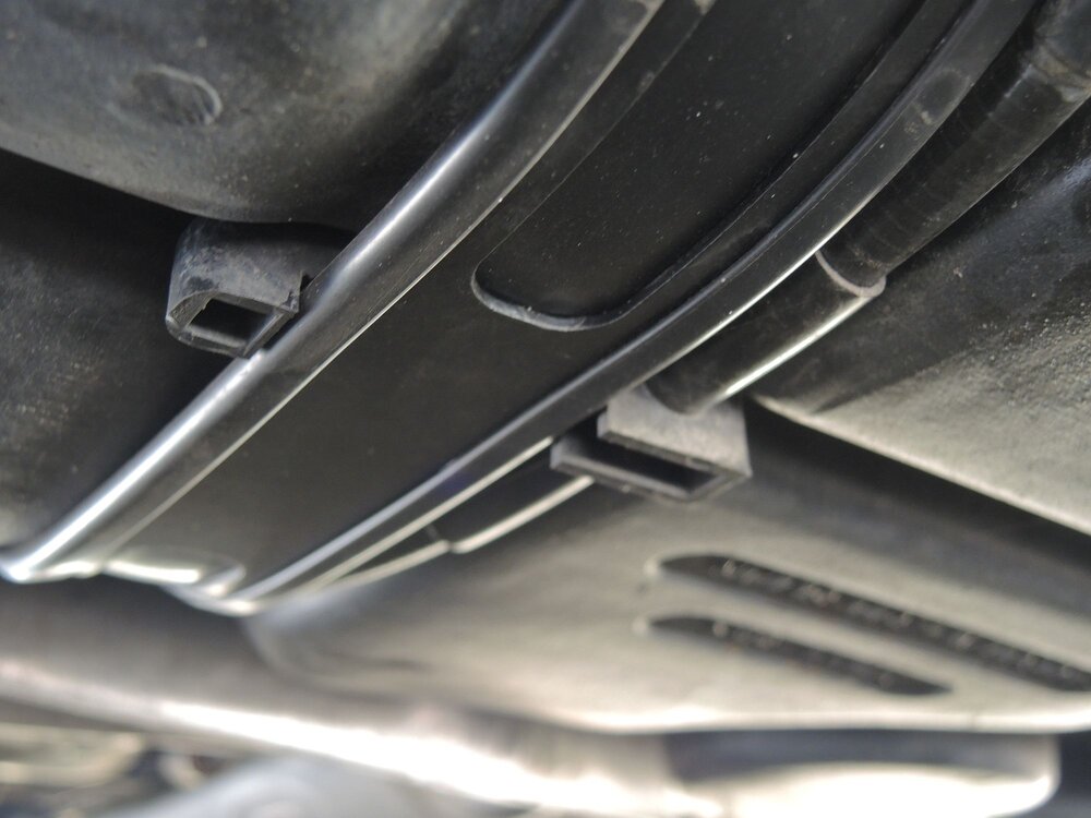 902HandbremsseilTankbandhalter.thumb.jpg.185b56da0286932af1c1f394d6954266.jpg