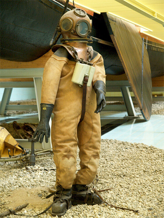 Alter-Taucheranzug-im-Museum-der-Deutschen-Binnenschiffahrt-gross.thumb.jpg.0e15f6ce018b95934f02e9bd0d9a7571.jpg