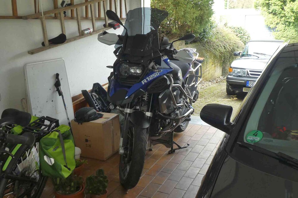 BMW.thumb.jpg.1b9e6e52cbde5da400b9acff16430590.jpg