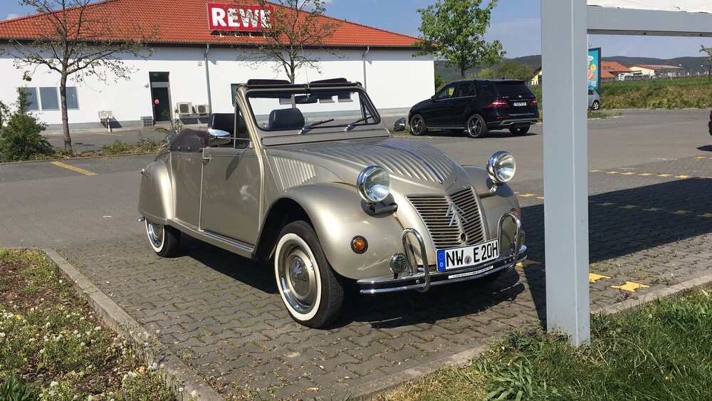 Citroen2CV-3.thumb.jpg.ad6c8217b91139082f19826fb5dd0df3.jpg