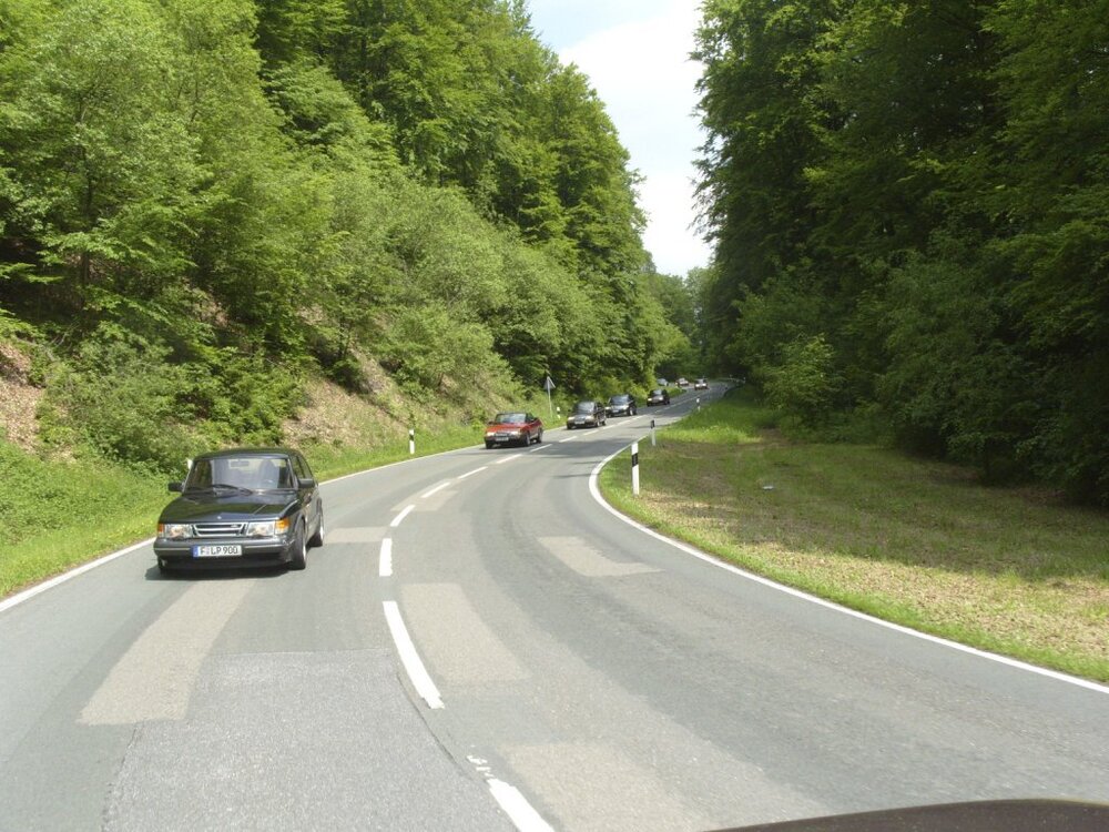Kurven-Abfahrt.thumb.jpg.8cdad00c5d16f1408d3b431738493b9c.jpg