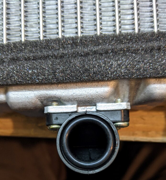 MAHLE_Wrmetauscher_Flansch_zu_gro.thumb.jpg.da152bba80a2a52704154a18cafa85d5.jpg