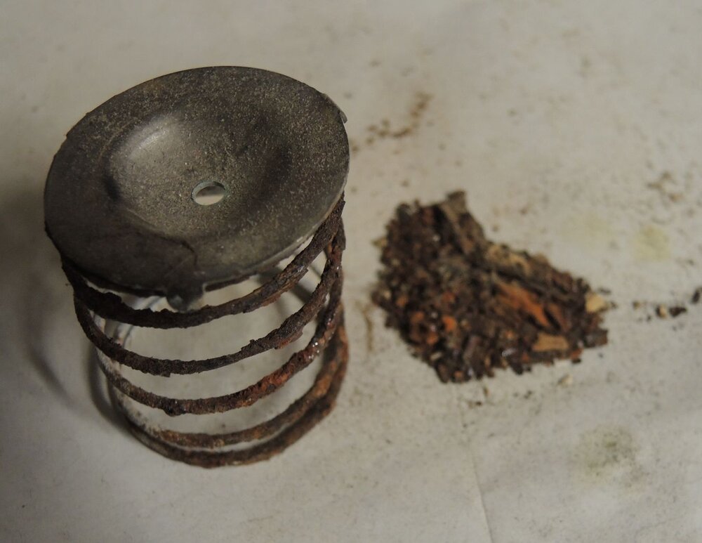Propan-Druckminderer_rostige_Feder.thumb.jpg.f19535c68a77343c1ec5d2dc32d2c8b8.jpg