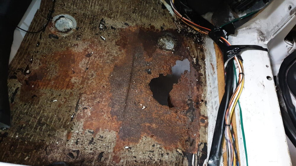 Rost_Fussraum06.thumb.jpg.1b123c32935afee969ae7ce35c7ba9ee.jpg