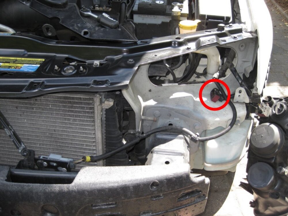 SAAB_9-3II_LagedesSteckersfrAuentemperatursensor.thumb.jpg.067175fa233e7ecfb1f524ff709120e5.jpg