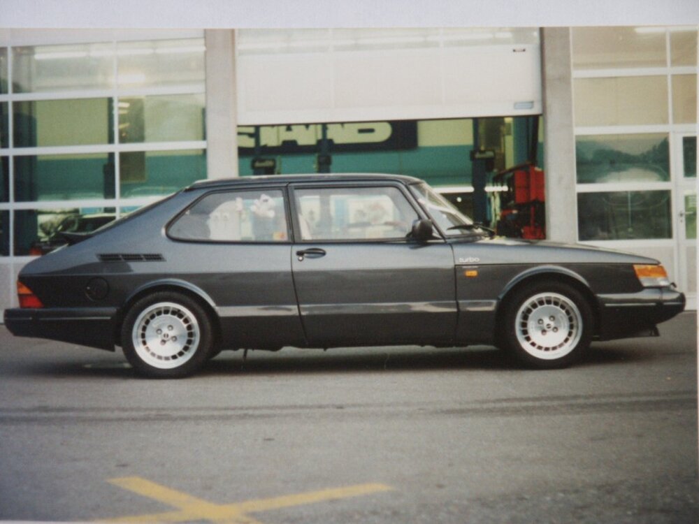 Saab901CC.tu16S-Aero-Swiss-Edition_CH90.Body158B-EdwardianGrey_Trim.E33-BuffaloGrey-Leather-Cont.thumb.jpg.92e92d08af93e5dc3375518269d6ba05.jpg