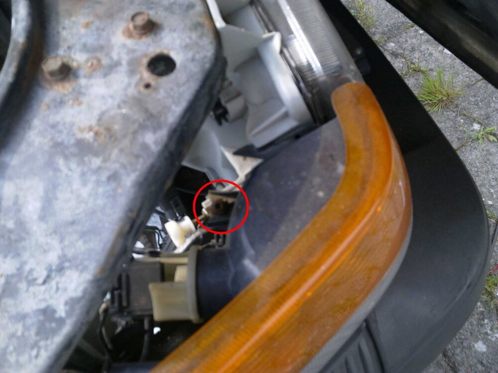 Scheinwerferschraube2.thumb.jpg.538c3e2c272d5e39a5a0f256c5261574.jpg