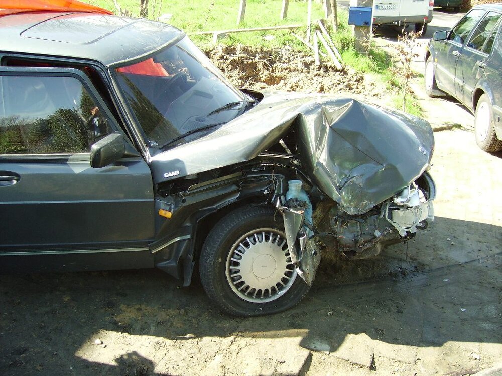 SedanCrash.thumb.jpg.acc7c1ffe348ab43cab47ca4e4384890.jpg