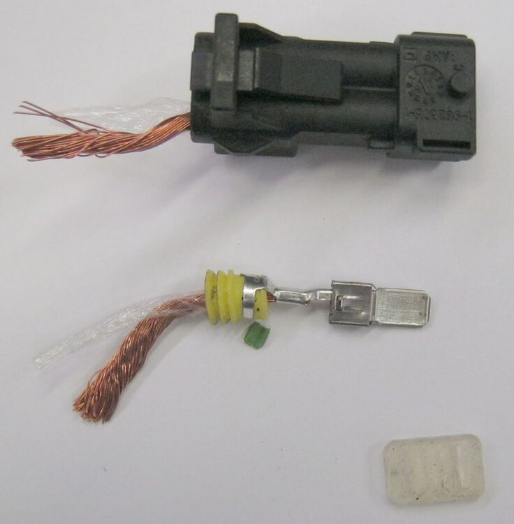 Stecker.thumb.JPG.e2befa91a09115581023a8531c5da7df.JPG
