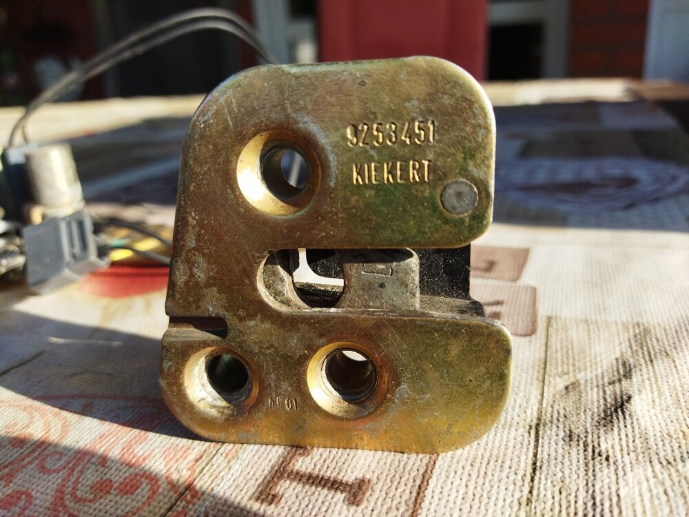 Trschlossverriegelt.thumb.jpg.1ab684fb9b26bce84d32b487b285bf80.jpg