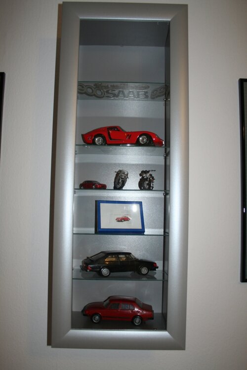 Vitrine_links.thumb.jpg.33f2ac8bf9d365480625ce825b3ec840.jpg
