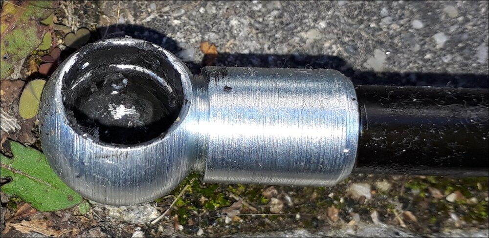 alte_Gasfeder_Kugelkopf_Heckklappe_Sicherung.thumb.jpg.ea96bff5861935d3cfd64272eb88b1f6.jpg