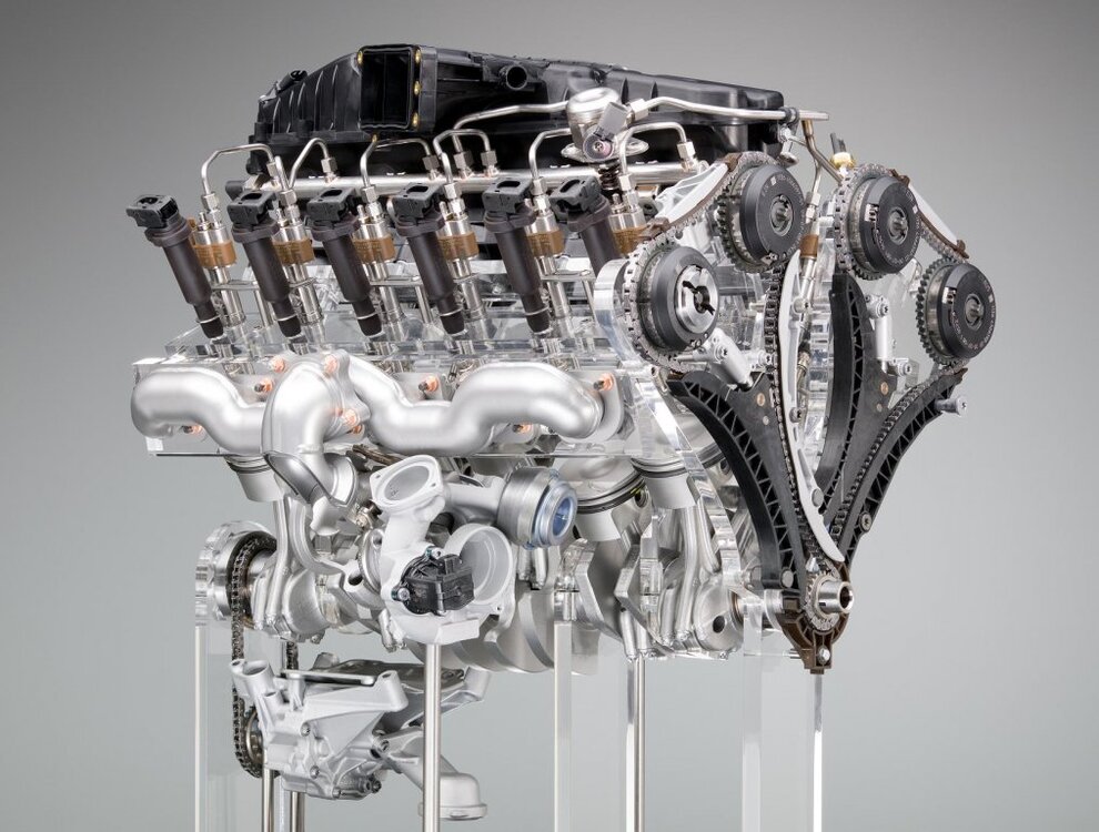 bmw-v12-10.thumb.jpg.f0f83a34bbd8f8c51424ab448f131a08.jpg
