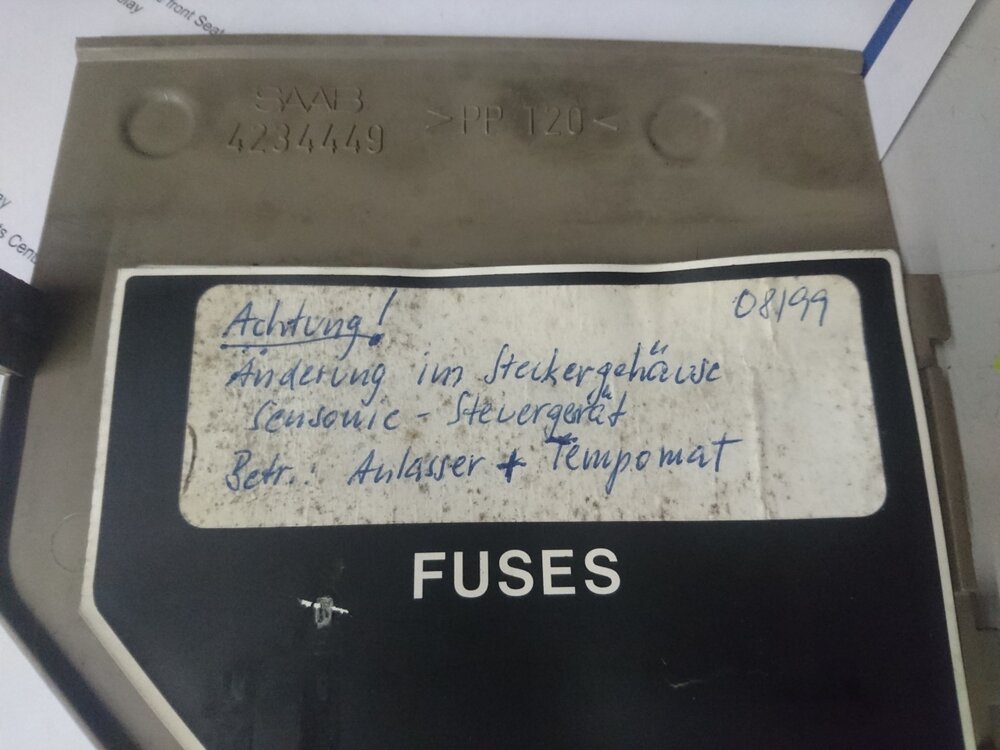 deckel_sicherungen.thumb.jpg.0bda62ec42f8f8c91d9ef79744a842d7.jpg