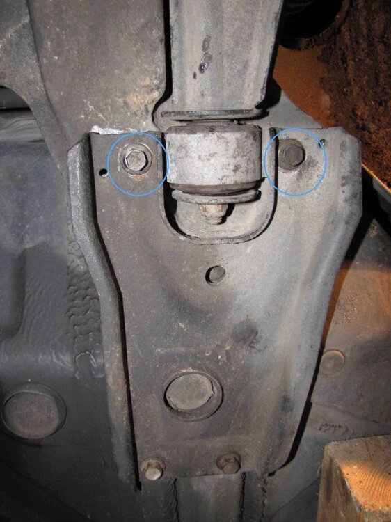 defekte_schrauben_verstaerkung_fahrerseitig.thumb.jpg.d97e485670d5605db4f5802035423ebe.jpg