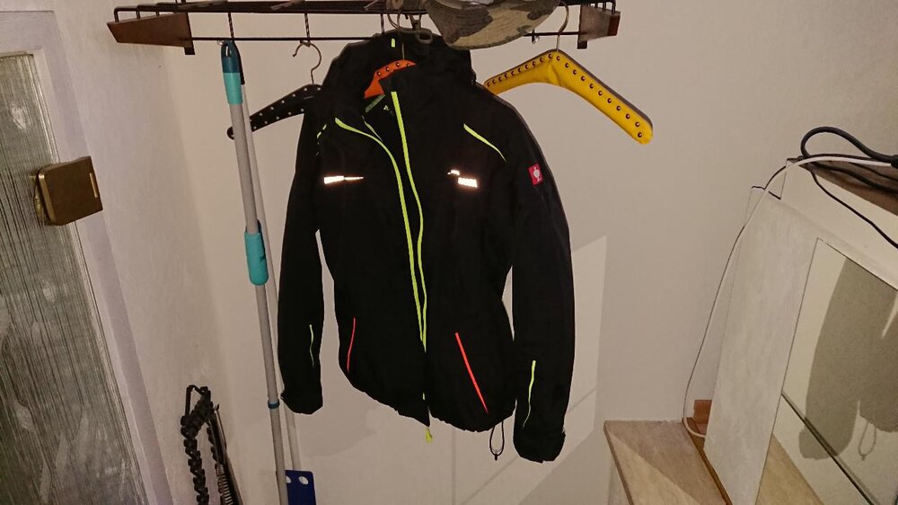fahhradjacke.thumb.JPG.3488545a60a37764b44d159a943c4b30.JPG