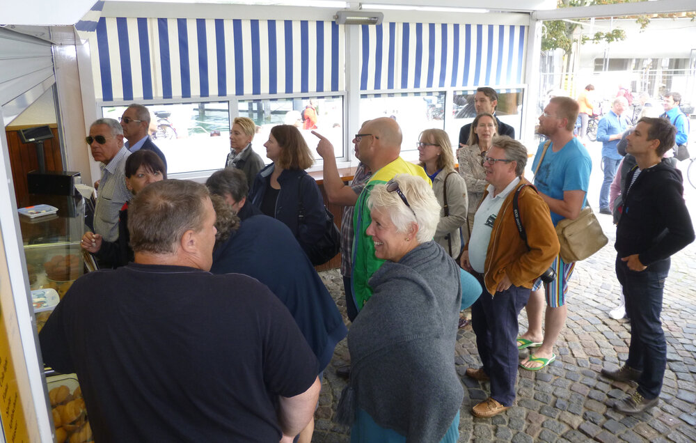 mitSchlangestehn.thumb.jpg.dd25dabd22f5e2ffbb9c7e81807223db.jpg
