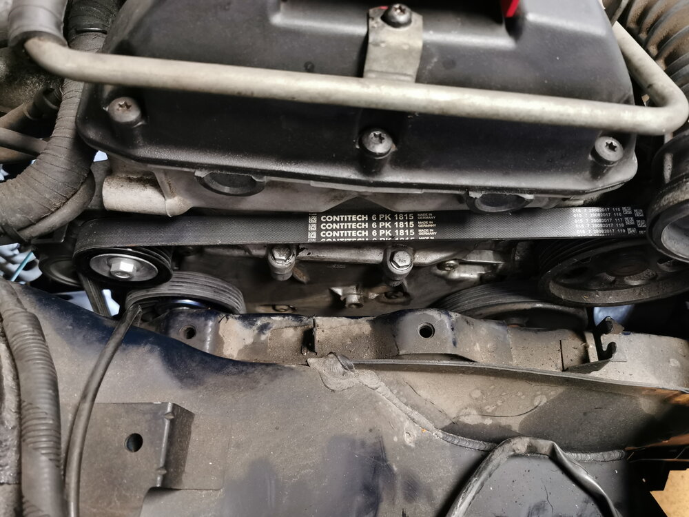 motorraum_02.thumb.jpg.3cb3aa71de18212018349d527d5fd43a.jpg