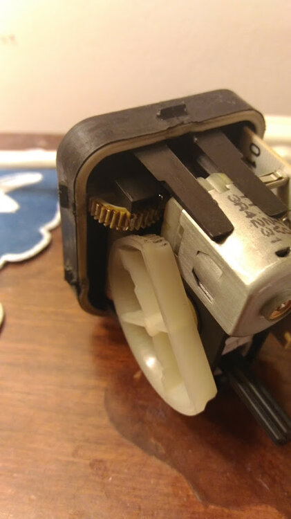 scheinwerfermotor2.thumb.jpg.89cfbbc60df1f876156d3cd2d7265cd9.jpg