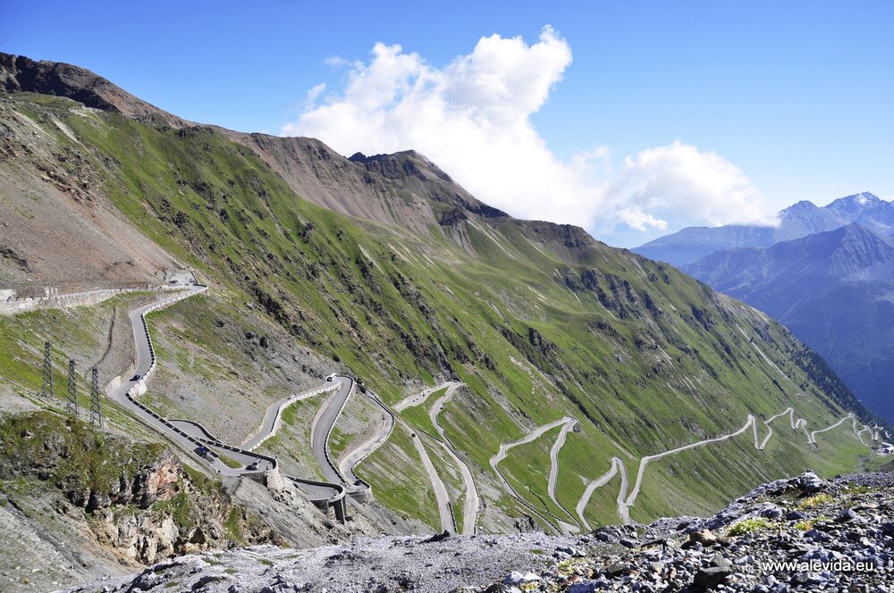 stilfserjoch-pass.thumb.jpg.e236e7c6d2fd3c9b7c969979aac40d30.jpg
