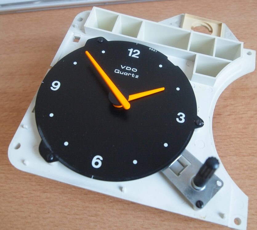 uhr_3.thumb.JPG.daa9d4ce77c4c700e7567c93645aa564.JPG