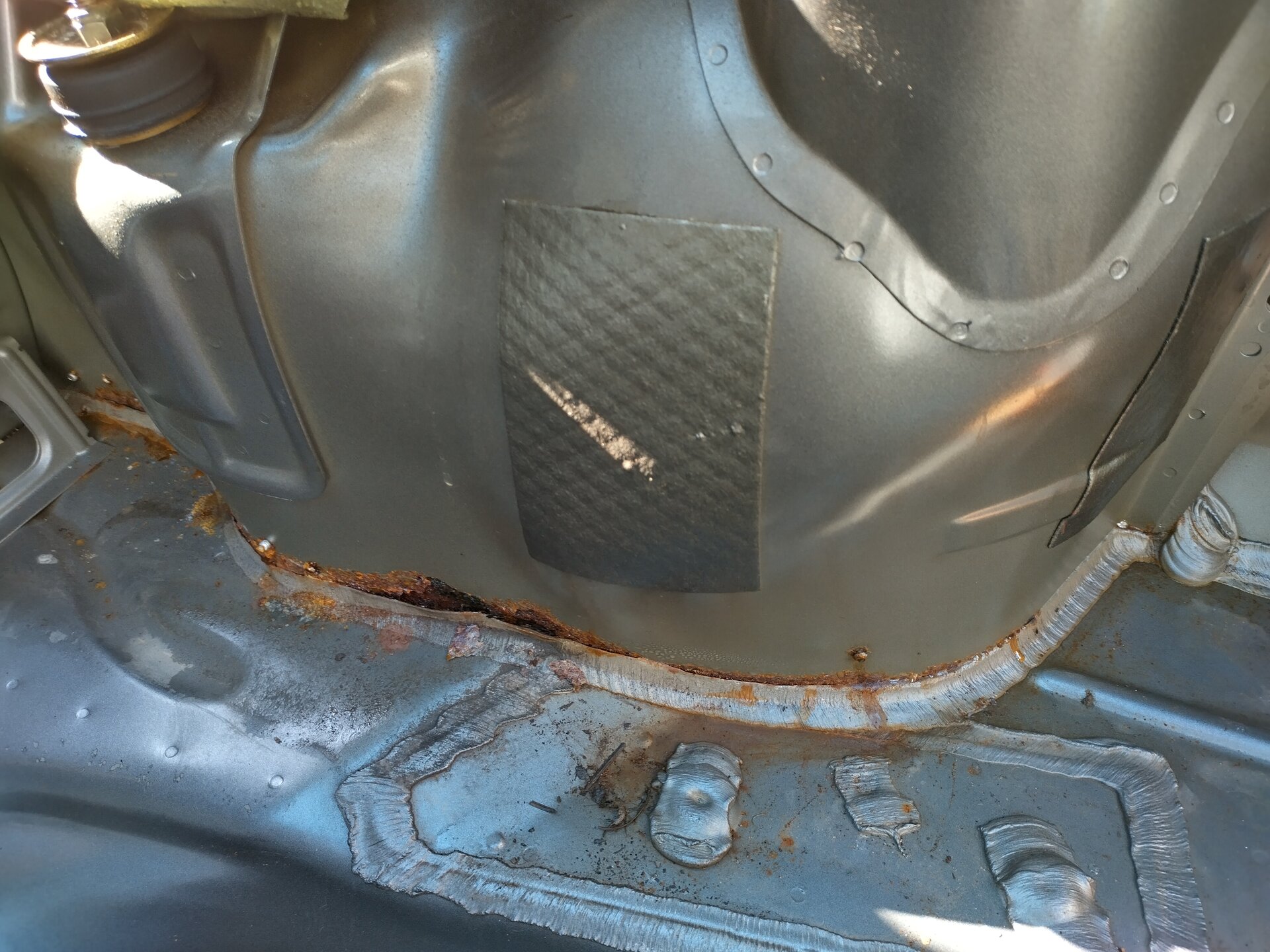 Rost am hinteren Radkasten / Unterkante Kofferraumseitenwand