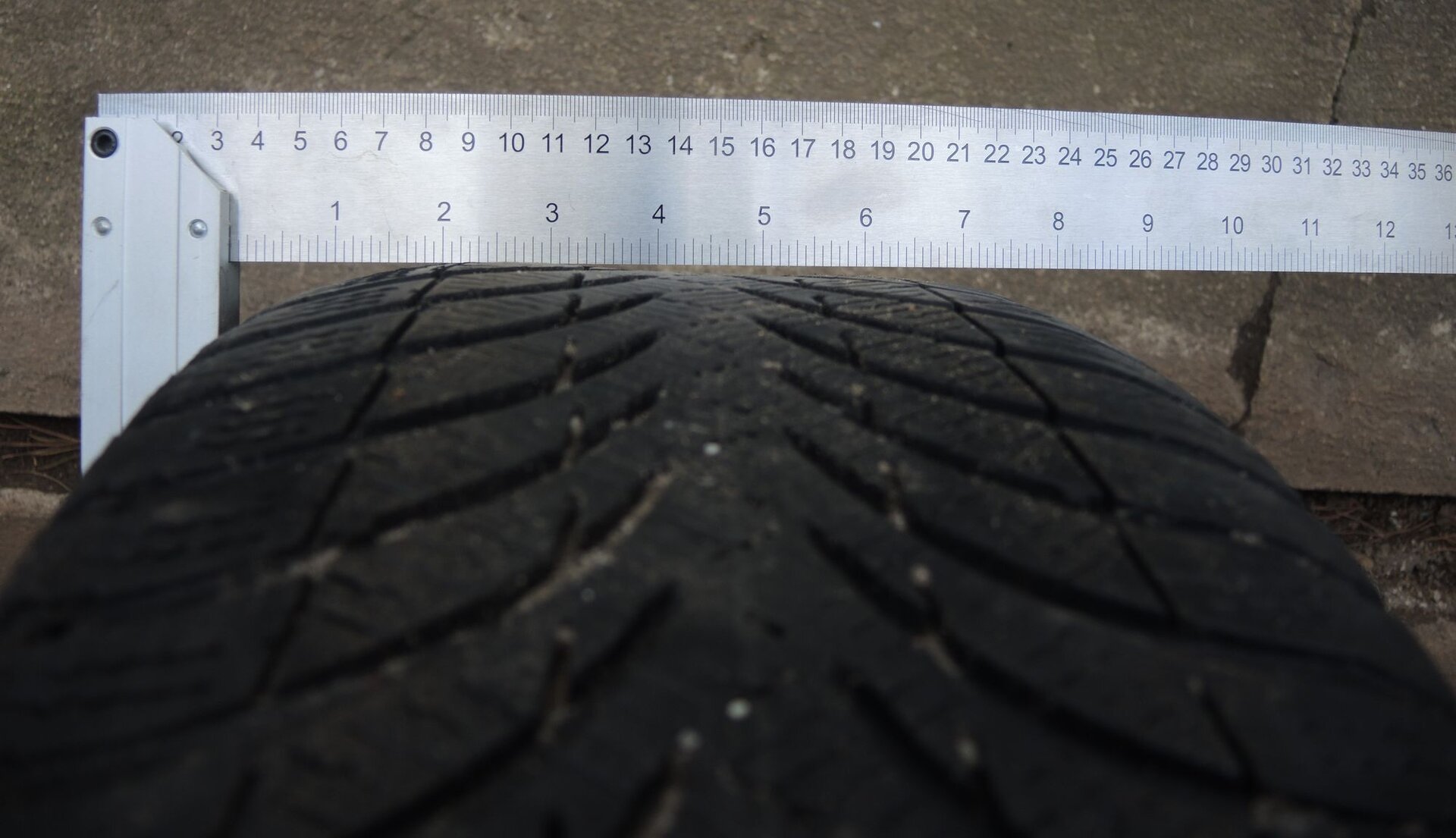 Lenkrad zieht nach rechts, rückwärts nach links. Spur verstellt, aber was?