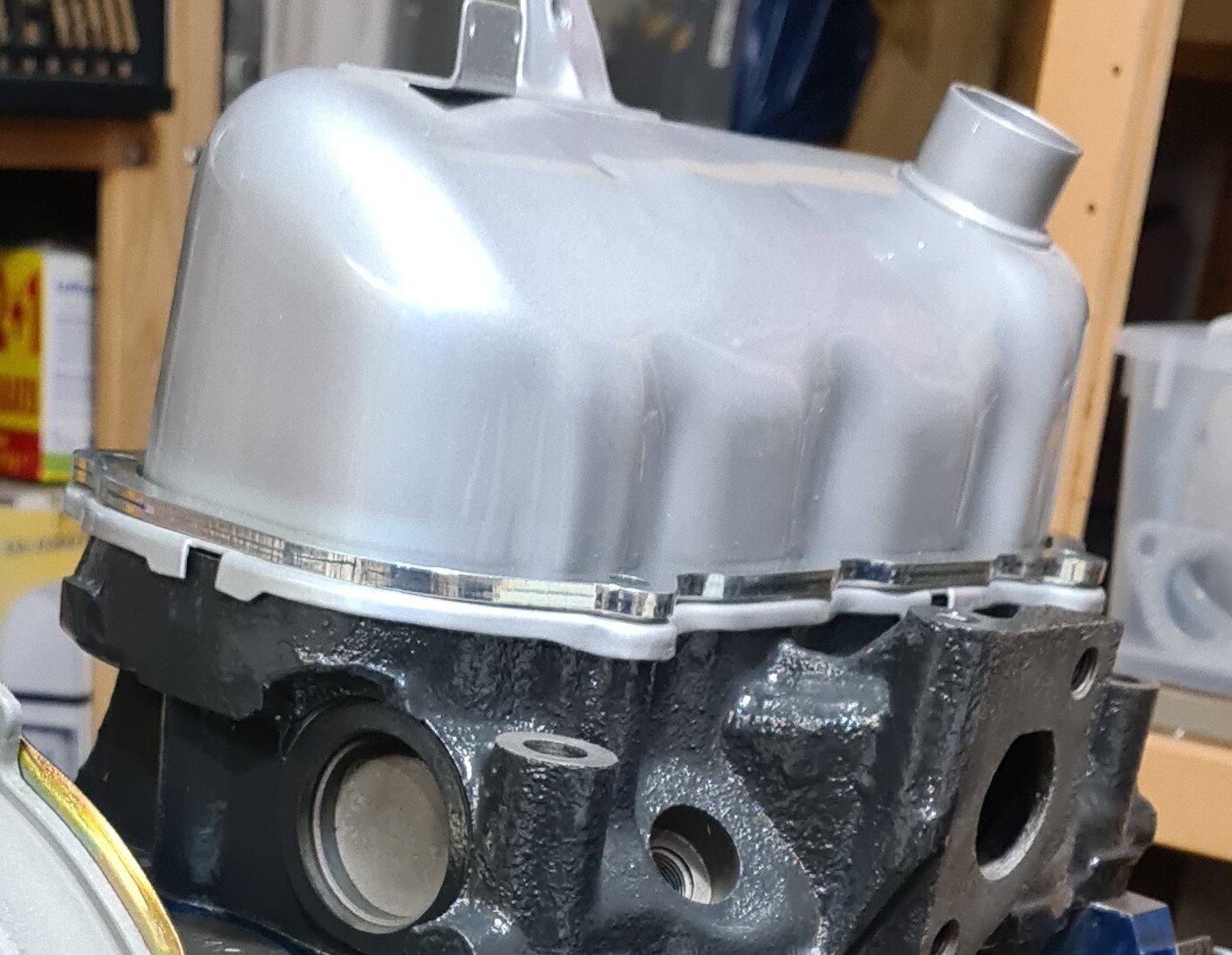 Verstärkungen für Ventildeckel und Ölwanne V4